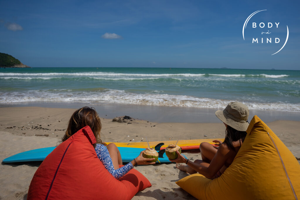 BodyVàMind - lướt sóng, tập yoga, vẽ tranh, chèo SUP, và chụp ảnh ở Cam Lâm, Cam Ranh, Nha Trang, Khánh Hoà. Chương trình nghỉ dưỡng, hướng lạc, chữa lành, giúp tăng cường sức khoẻ tinh thần và thể chất ở thiên nhiên với núi và biển & trao đổi ngôn ngữ văn hoá việt nam BodyVaMind - Surf camp, Yoga, and Art Retreat in Cam Lam, Khanh Hoa Vietnam. Affordable wellness program life in vietnam, LGBTQ, queers, wlw friendly with custom made schedule helps feel more relaxing, anti-stressed, away from the busy cities. Solo and couple travelers are all welcome and can have healthy breakfast, hike, tropical sunsets, rent surfboard, surfskate, bicycle, eat traditional Vietnamese food, exchange culture of south east asia day in the life vlog